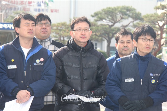  4일 창원지방법원이 한국지엠 창원공장 사내하청 비정규직들이 원청회사를 상대로 냈던 '근로자지위 확인소송'에서 원고승소 판결한 가운데, 민주노총 경남본부와 금속노조 경남지부는 이날 오후 한국지엠 창원공장 앞에서 기자회견을 열어 "한국지엠은 불법파견 사과하고 모든 사내하청 노동자를 정규직으로 전환하라"고 촉구했다. 사진은 한국지엠 창원공장 비정규직과 정규직인 김학철(뒷줄 오른쪽 첫번째) 전 금속노조 한국지엠지부장이 함께 하고 있는 모습.