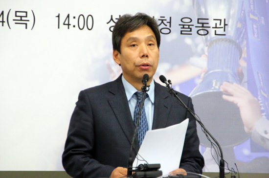  성남FC 신문선 대표이사가 이재명 구단주 상벌위원회 회부를 철회요구 기자회견을 하고 있다.