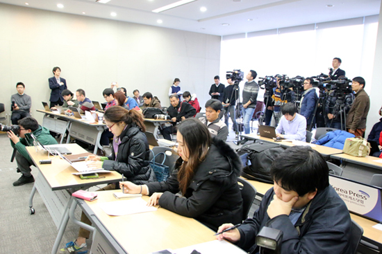  신문선 대표의 기자회견에 많은 기자들이 뜨거운 취재경쟁을 벌였다.