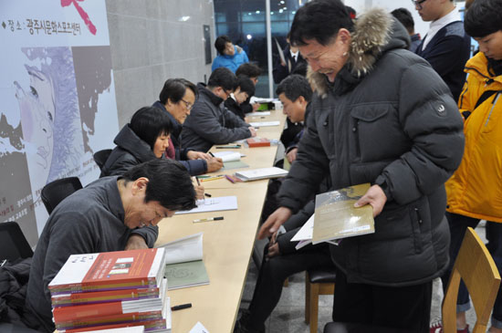  위안부 만화전 '지지않는꽃' 현장 사인회 모습