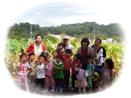 단식 23일째 마을 어린이집 선생님이 단식하시는 날, 아이들과 소풍가는 날이었다. 아이들은 그래도 도시락 한 입 먹어보라며 권했는데, 유혹을 이겨내셨다고~ 