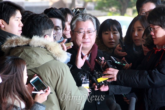  조응천 전 청와대 공직기강비서관이 5일 오전 서울 서초구 서울중앙지방검찰청에서 '정윤회 씨 국정개입 의혹 문건유출' 사건과 관련해 참고인 신분으로 출석하고 있다.
