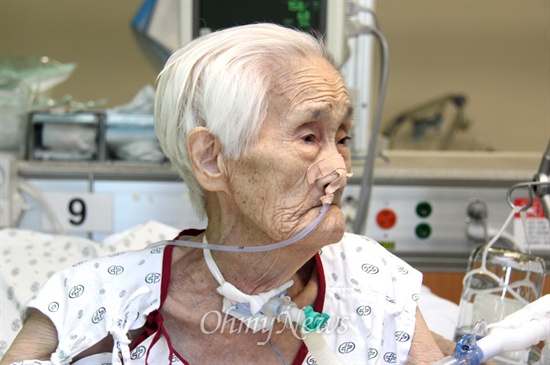 창원의 한 병원 중환자실에 입원해 있는 일본군 위안부 피해 이효순(90) 할머니는 숨쉬고 먹는 것이 쉽지 않아 코와 목에 호스를 연결해 놓고 있다.