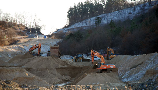 충남 부여군 규암면 금암2리는 지난 2010년, 4대강 사업 준설토를 마을 한복판에 쌓아놓고 방치했다. 지난 2월 주민과 협의를 걸친 후 반출을 하고 있다.