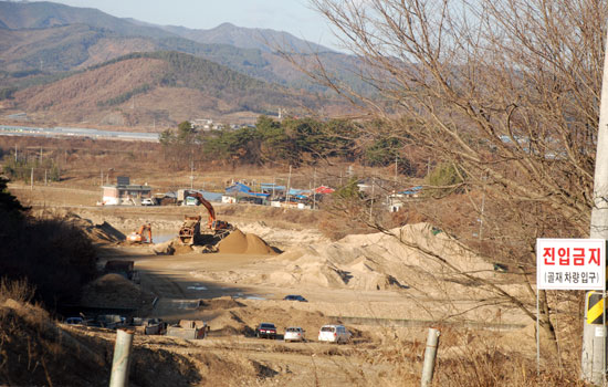 충남 부여군 규암면 금암2리는 2010년 4대강 사업 준설토를 마을 한복판에 쌓아놓고 방치하다가 지난 2월, 주민과 협의를 걸친 후 반출을 하고 있다.