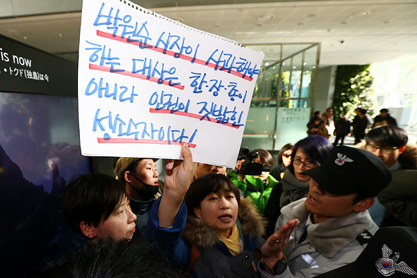 6일 오전 서울시청 1층 로비에서 성소수자와 인권단체 회원들이 "보수기독교 대표자들과의 면담 중 '동성애를 지지하지 않는다'는 입장을 밝힌 박원순 서울시장의 사과와 면담"을 요구하며 서울시청 점거농성을 시작했다. 농성과정에서 선전물을 붙이려 하는 농성자들과 청원경찰들이 격렬히 충돌하고 있다.