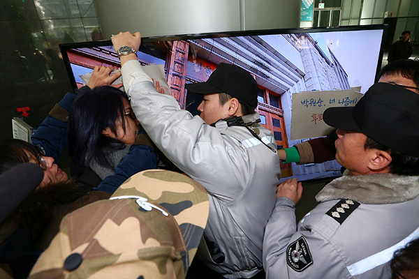 6일 오전 서울시청 1층 로비에서 성소수자와 인권단체 회원들이 "보수기독교 대표자들과의 면담 중 '동성애를 지지하지 않는다'는 입장을 밝힌 박원순 서울시장의 사과와 면담"을 요구하며 서울시청 점거농성을 시작했다. 농성과정에서 선전물을 붙이려 하는 농성자들과 청원경찰들이 격렬히 충돌하고 있다.