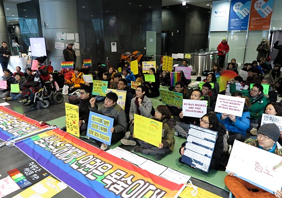 성소수자와 인권활동가 등 ‘성소수자 차별반대 무지개행동’은 지난 2014년 12월 6일 오전 11시경부터 서울시청 1층 로비에서 박원순 시장 면담을 요구하며 농성에 돌입했다. 