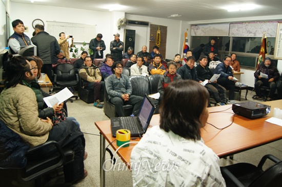 지난 5일 경북 영덕군 영덕읍 한국농업경영인영덕군연합회에서 열린 '신규 핵발전소 백지화, 어떻게 할 것인가' 토론회에 영덕 주민들을 비롯해 삼척과 대구에서 50여 명이 참석해 열띤 토론을 벌였다.