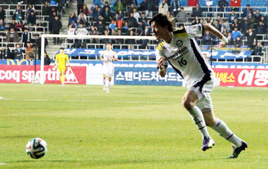[인터뷰] 국가대표 성남FC '황의조' 성남에서 중고등학교를 졸업한 성남FC 프랜차이즈 스타 황의조가 축구 국가대표에 선발됐다. 