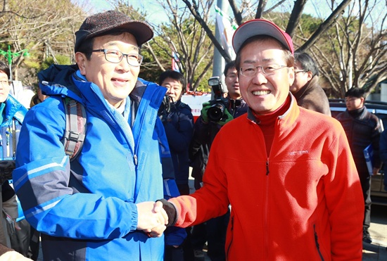 홍준표 경남지사가와 서병수 부산시장이 6일 부산시 해운대구 장산에서 함께 등산을 하고 있다.