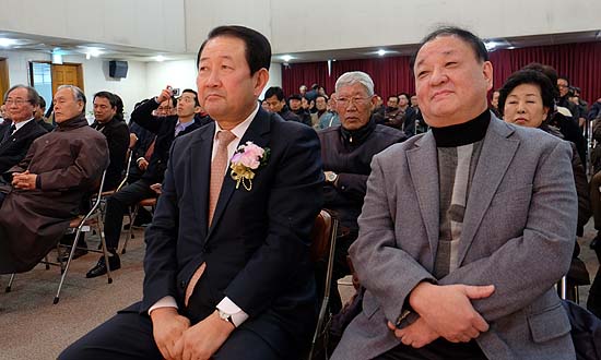 초청강연회에 참석한 박주선 의원이 강창일 의원과 함께 사회자의 소개를 듣고 있다.