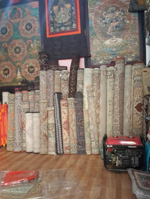카펫과 스카프는 인도 북동부 잠무 카슈미르 지역의 특산품으로 세계 최고의 품질로 손 꼽힌다.