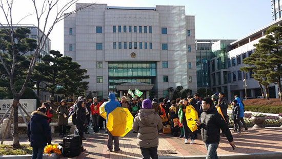 울산시민들과 서울에서 온 탈핵 관련 시민단체 회원 등이 모여 '탈핵 소풍' 행사의 열림식을 하고 있다.