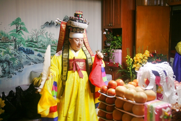 경기안택굿보존회 고성주 회장이 죽은 영가들의 극락왕생을 위한 지노귀굿을 하고 있다