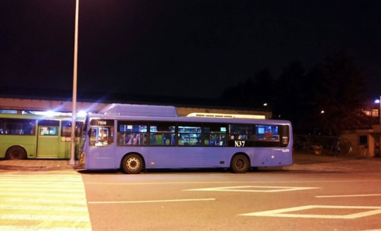  새벽의 송파공영차고지, 운행을 마치고 돌아오는 N37번 버스.