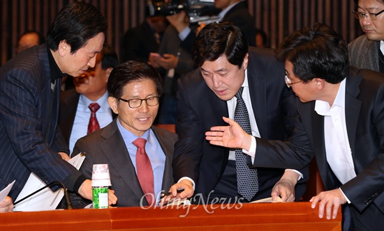 새누리당 김문수 보수혁신위원장이 8일 국회에서 열린 의원총회에서  의원들과 자료를 보며 대화하고 있다.