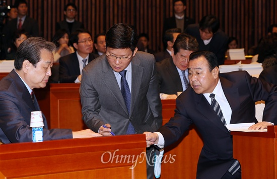 새누리당 김무성 대표와 이완구 원내대표가 8일 국회에서 열린 의원총회에서 자료를 보며 대화를 나누고 있다.