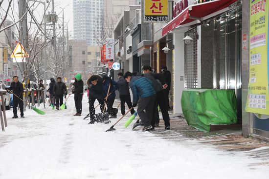  눈이 내린 8일 오전 대구시 직원들이 경대병원역 인근에서 제설작업을 하고 있다.