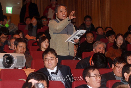  8일 오후 서울 종로구 서울역사박물관 대강당에서 열린 서울역고가 프로젝트 시민 토론회에서 김란기 한국역사문화정책연구원 대표가 근대토목유산으로써 서울역고가의 의미로 주제 발표를 하자, 남대문시장 상인이 토론회 주제와 맞지 않다며 항의하고 있다.