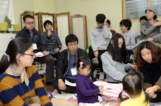 석현수 학생은 대안적인 가르침과 배움을 살아왔던 학교들의 교육 이념을 읽으면서 '공동체'라는 단어가 눈에 쏙쏙 들어왔다고 했다. 