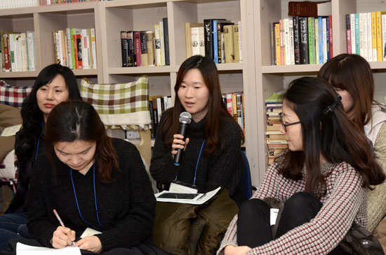  신수임 님은 우리가 집중해야 할 것은 사랑의 힘을 믿고, 사랑이 창조하는 힘에 기대야 하는 게 아닐까 생각한다고 말했다.