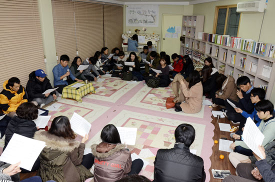 지난 5일, 생명의 교육을 고민하는 참석자들은 선배 교육 공동체에게 한 수 배우고자 하는 마음으로 자리에 둘러앉았다.