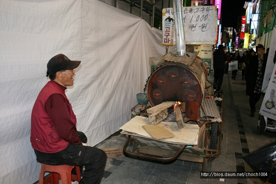 해남 화산 꿀고구마를 파는 할아버지는 박창재(74)씨다.
