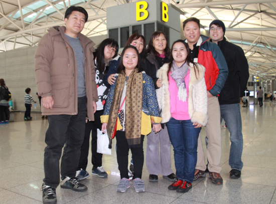 실명위기에 처한 소녀 마일린의 각막이식을 도와준 박준원 변호사(오른쪽 두 번째) 등 한국 후원자들이 지난 6일 인천공항까지 배웅을 나와 정들었던 두 모녀와 아쉬운 작별인사를 했다. 