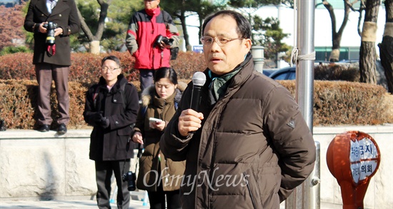 구희현 운동본부 대표가 발언을 하고 있다. 