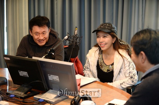  SBS 러브FM(103.5Mhz의 <이숙영의 러브FM>의 인기 코너인 '내 안의 그대'를 진행하고 있는 이숙영 DJ와 이재익 PD.