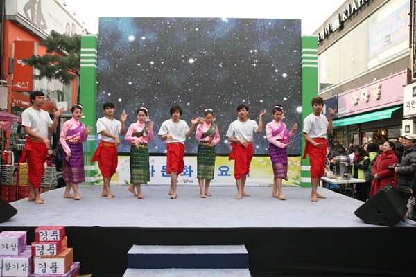 다문화가요제에 다문화 전통춤도 사람들을 즐겁게 했다