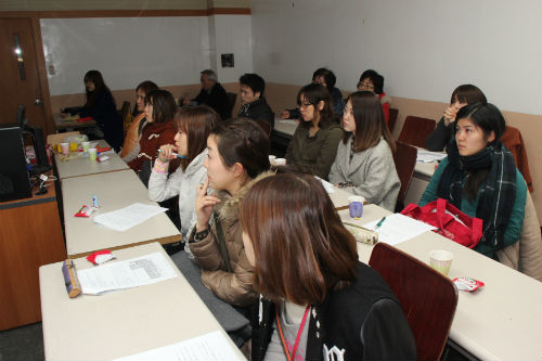 여성독립운동가에 대한 이야기를 열심히 듣고 있는 일본유학생들(2014.12.8, 한국외대)