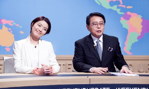  tvN 성인 코미디 프로그램 <SNL 코리아>에서 재치있는 입담과 풍자를 선보보인 최일구 전 MBC 앵커(사진 오른쪽).