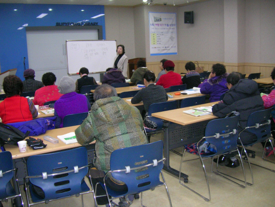인천 부평도서관 내 열우물 한글 배움터에서 60~80대 학생들이 열심히 공부하고 있다. 가르치는 분은 박진숙 선생님이다.
