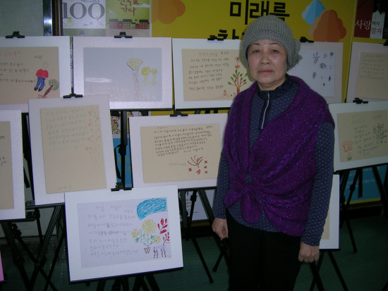 작품 앞에서, 김명자(67) 학생 