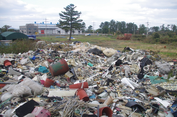 제주시 조천읍 한 공터에 불법투기 쓰레기가 가득 쌓여 있다. 