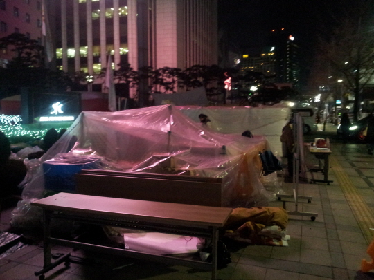 노조원들은 임시 비닐 텐트를 친 곳에서 잠을 청한다.