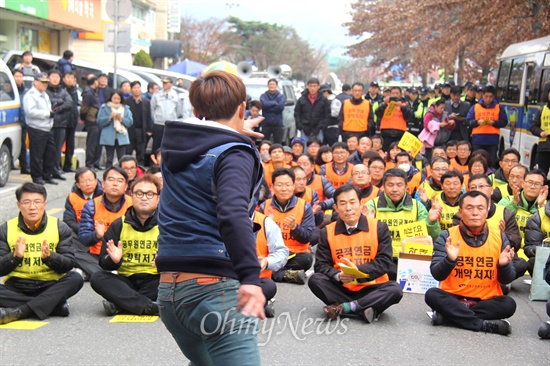  '공적연금강화를위한 경남공동투쟁본부'는 10일 오후 새누리당 경남도당 앞에서 "새누리당 심판, 공적연금 강화 결의대회"를 열었다. 사진은 율동 공연 모습.