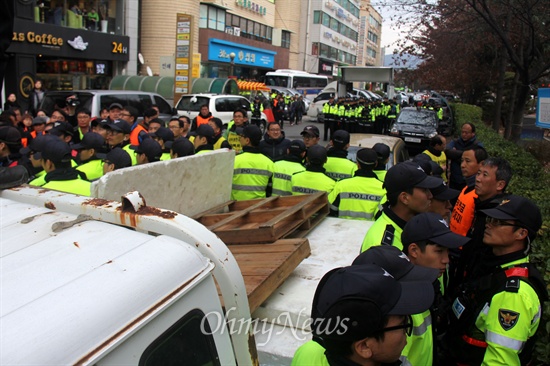  사진은 공무원들이 천막농성에 들어가기 위해 차량에 실려 있는 도구를 옮기려고 하자 경찰이 에워싸고 있는 모습.