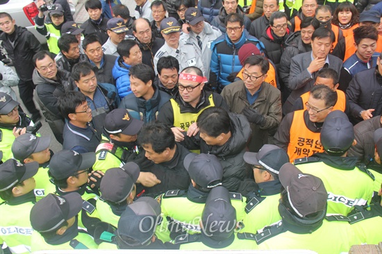  '공적연금강화를위한 경남공동투쟁본부'는 10일 오후 새누리당 경남도당 앞에서 "새누리당 심판, 공적연금 강화 결의대회"를 열었다. 사진은 공무원들이 천막농성에 들어가기 위해 차량에 실려 있는 도구를 옮기려고 하자 경찰이 에워싸고 있어 실랑이가 벌어지는 모습.