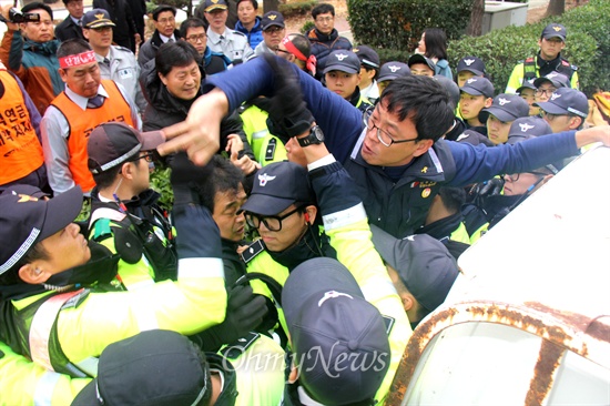  사진은 공무원들이 천막농성에 들어가기 위해 차량에 실려 있는 도구를 옮기려고 하자 경찰이 에워싸고 있어 실랑이가 벌어지는 모습.