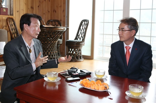 박종훈 경남도교육감이 10일 경남 고성에 있는 권정호 전 교육감을 찾아 환담했다.