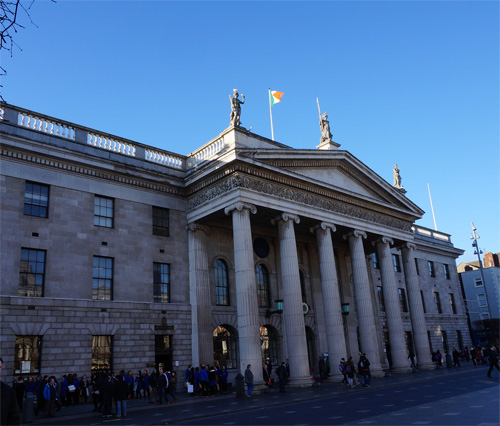오코넬 스트릿 중앙에 위치한 중앙우체국(GPO). 1916년, 부활절 봉기 때 이곳은 아일랜드 의용군 총사령부로 사용되었다.초대 대통령으로 선출되었던 피어스(Henry Patrick Pearse)가 이곳에서 공화국 선언문을 낭독하였던 곳으로 아일랜드 독립 역사에 중요한 역할을 했던 건물이다.