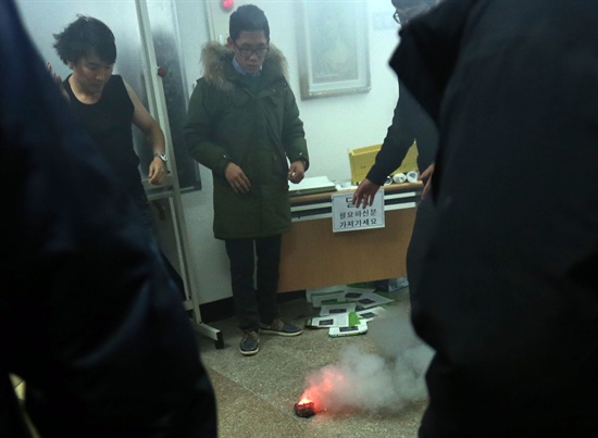 10일 오후 전북 익산시 신동성당에서 열린 재미동포 신은미씨와 황선 전 민주노동당 부대변인이 진행하는 토크 콘서트에서 한 남성이 인화성 물질이 든 냄비를 품 안에서 꺼내 불을 붙인 뒤 연단 쪽으로 향하다가 다른 관객에 의해 제지됐다. 이 사고로 관객 200여명이 긴급 대피했다.