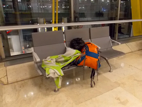마드리드 공항에서 자리를 깔고 노숙을 했다. 