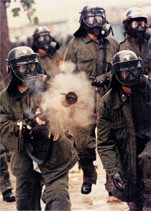 정태원 전 로이터 한국지국 사진부장이 1990년 광주에서 찍은 전투경찰의 직격 최루탄 발사 장면. "직격발사를 하지 않는다"는 경찰측 발표를 이사진 한장으로 무색하게 만들었다.  