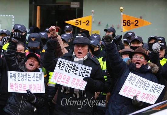 어버이연합 회원들이 지난해 12월 11일 오후 '신은미-황선 통일토크콘서트 관련 입장발표' 기자회견이 예정된 서울 정동 금속노조 사무실앞에서 "신은미 구속" 등의 구호를 외치며 건물진입 시도 과정에서 경찰과 몸싸움을 벌이는 등 시위를 벌이고 있다.