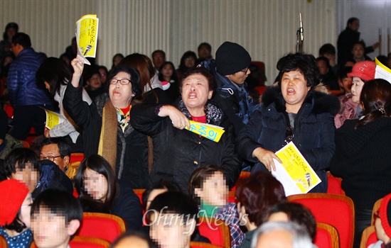 인권콘서트 방해하는 우익단체 11일 오후 서울 광진구 세종대에서 인권단체연석회의, 세월호참사국민대책회의, 밀양765kv송전탑반대대책위등 53개 단체 주최로 열린 <2014인권콘서트>가 진행 되던 중 탈북여성으로 추정되는 사람들이 소리를 지르며 난동 피우고 있다.