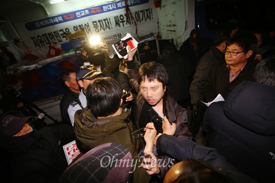 <2014인권콘서트>가 열리는 11일 오후 서울 광진구 세종대 정문 앞에서 어버이연합회원들이 콘서트 개최를 반대하며 집회를 벌이던 중 시민들과 충돌을 일으키고 있다. 